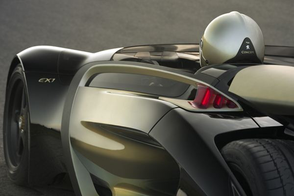 Peugeot lève le voile sur son concept de roadster électrique EX1