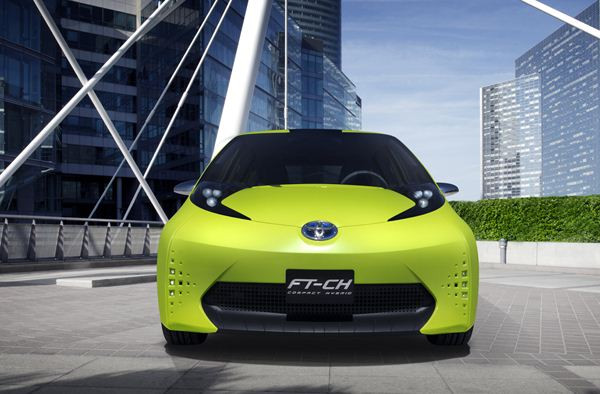 Toyota présente son concept de citadine hybride FT-CH à Paris