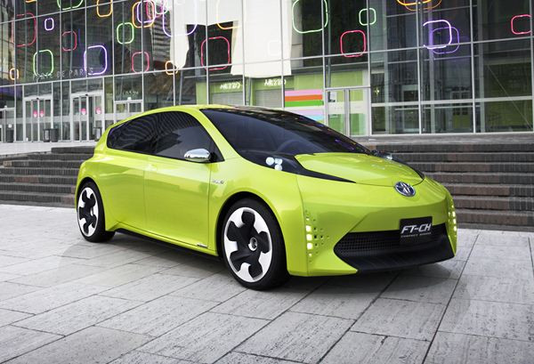 Toyota présente son concept de citadine hybride FT-CH à Paris