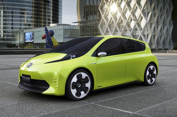 Toyota présente son concept de citadine hybride FT-CH à Paris