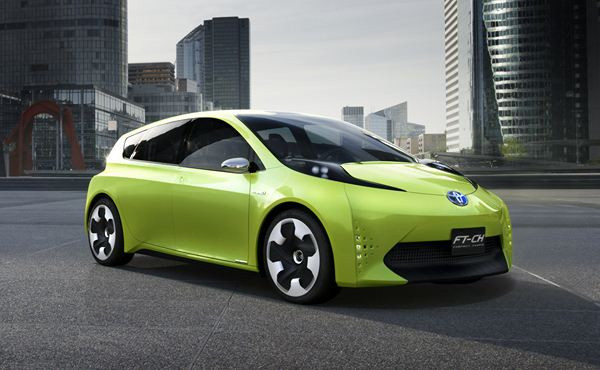 Toyota présente son concept de citadine hybride FT-CH à Paris