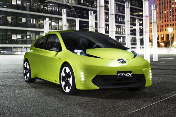 Toyota présente son concept de citadine hybride FT-CH à Paris