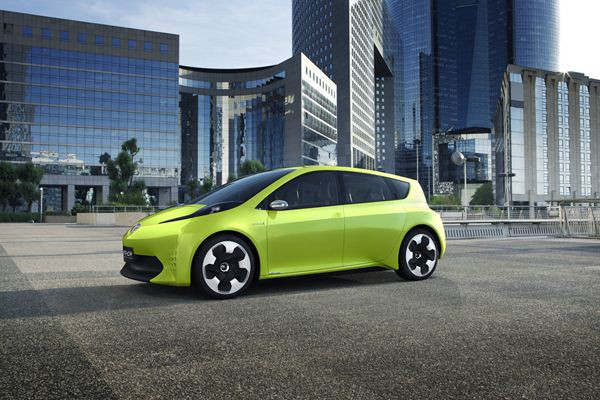 Toyota présente son concept de citadine hybride FT-CH à Paris