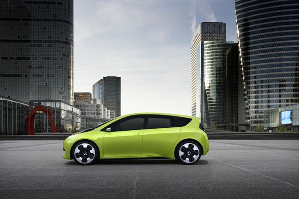 Toyota présente son concept de citadine hybride FT-CH à Paris