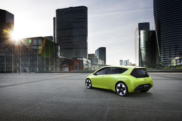 Toyota présente son concept de citadine hybride FT-CH à Paris
