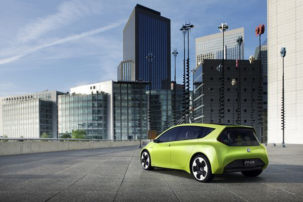 Toyota présente son concept de citadine hybride FT-CH à Paris