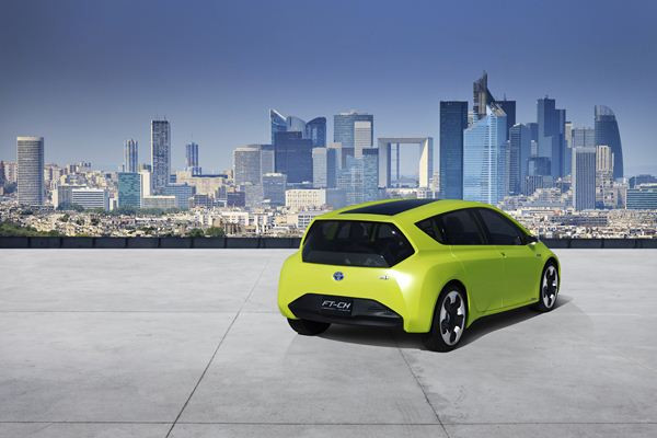 Toyota présente son concept de citadine hybride FT-CH à Paris