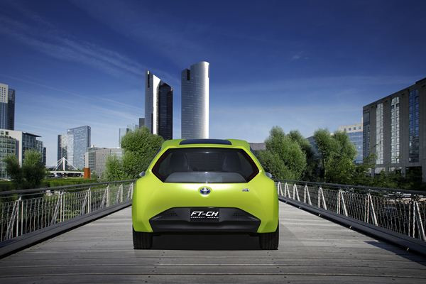 Toyota présente son concept de citadine hybride FT-CH à Paris
