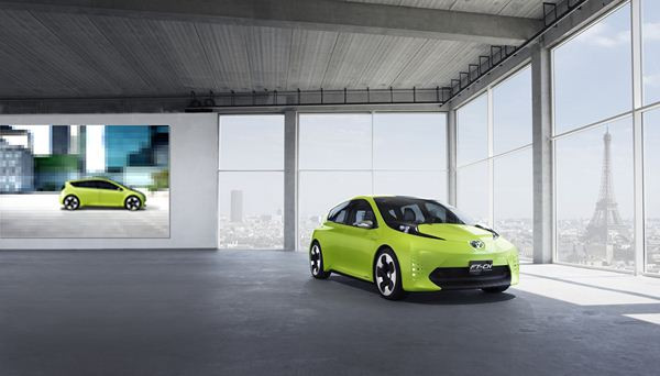 Toyota présente son concept de citadine hybride FT-CH à Paris
