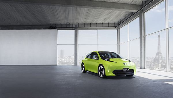 Toyota présente son concept de citadine hybride FT-CH à Paris