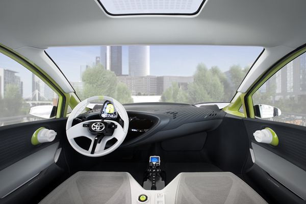 Toyota présente son concept de citadine hybride FT-CH à Paris