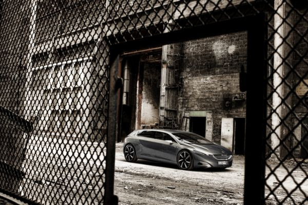 Peugeot dévoile le concept-car HX1 à Francfort