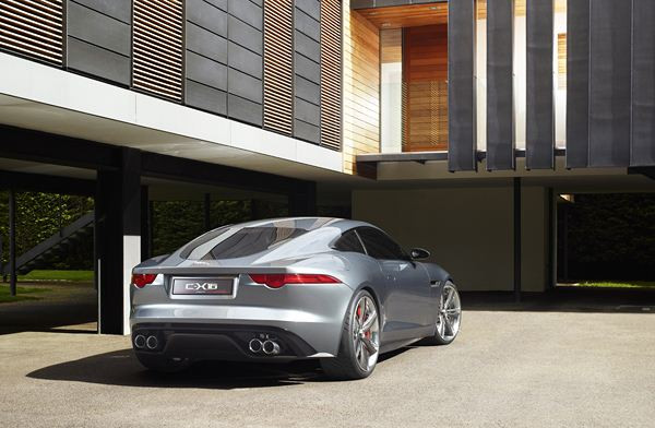 Jaguar dévoile un concept de voiture de sport « Un plus Un » hybride