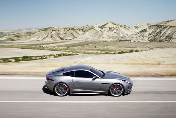 Jaguar dévoile un concept de voiture de sport « Un plus Un » hybride