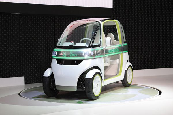 Daihatsu présente un concept de véhicule biplace urbain électrique à Tokyo