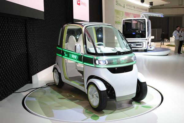 Daihatsu présente un concept de véhicule biplace urbain électrique à Tokyo