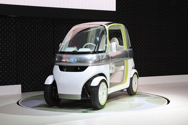 Daihatsu présente un concept de véhicule biplace urbain électrique à Tokyo