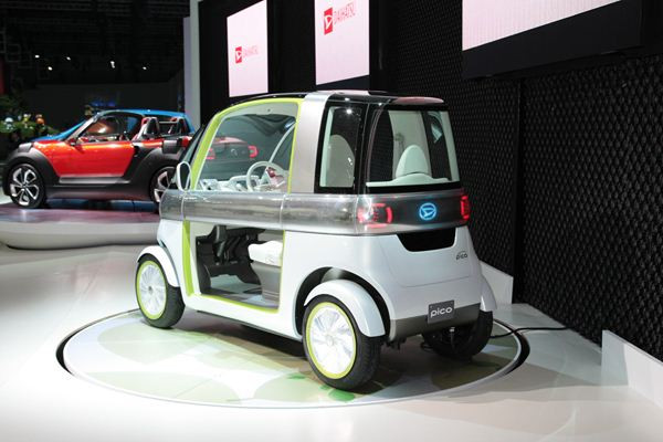 Daihatsu présente un concept de véhicule biplace urbain électrique à Tokyo