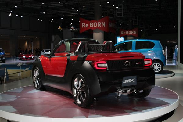 Un concept Daihatsu de petit roadster D-X présenté à Tokyo