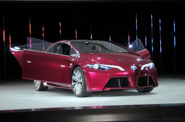 Un concept futuriste de berline hybride rechargeable Toyota à Détroit
