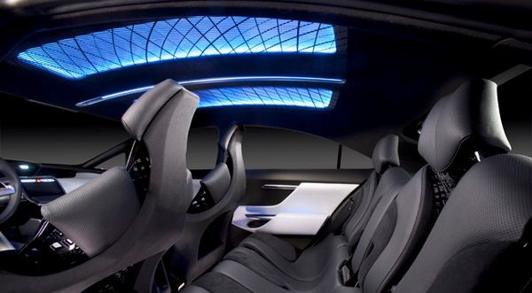 Un concept futuriste de berline hybride rechargeable Toyota à Détroit