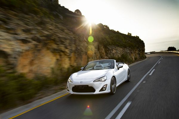 Une version cabriolet de la Toyota GT86 sous forme de concept FT-86 Open