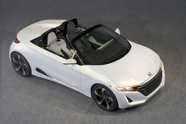 Honda présente un concept de micro-cabriolet à moteur central S660