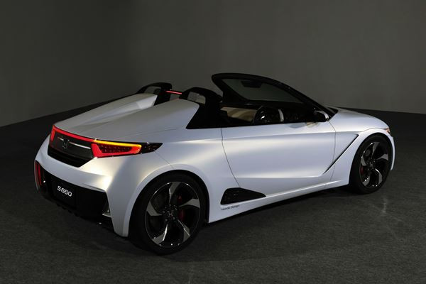 Honda présente un concept de micro-cabriolet à moteur central S660