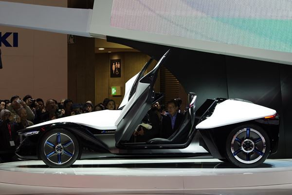 Le design radical du concept-car Nissan BladeGlider est inspiré du vol à voile