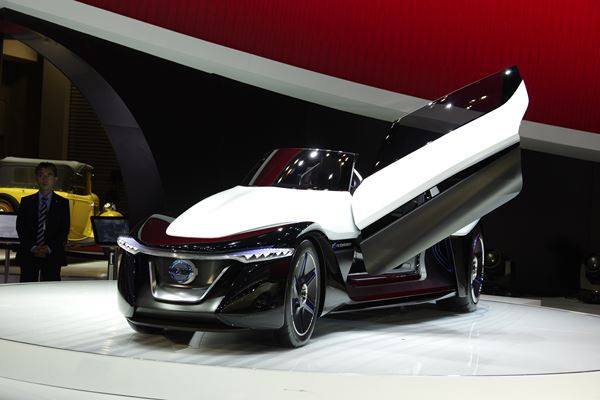 Le design radical du concept-car Nissan BladeGlider est inspiré du vol à voile