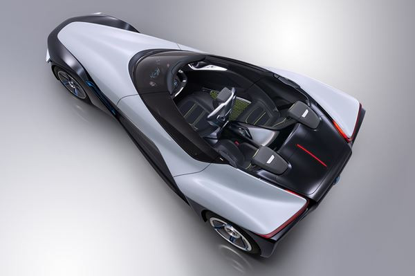 Le design radical du concept-car Nissan BladeGlider est inspiré du vol à voile