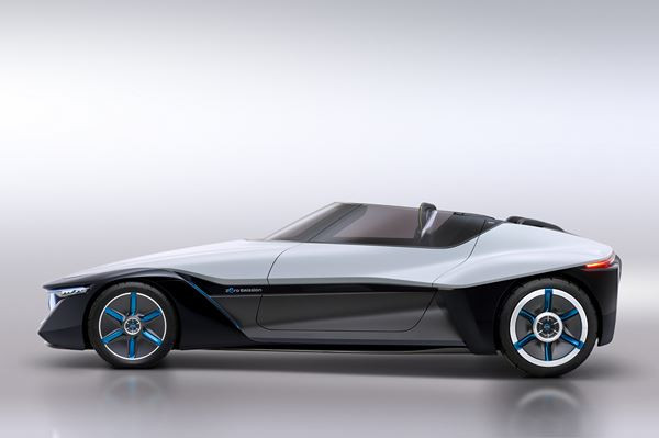 Le design radical du concept-car Nissan BladeGlider est inspiré du vol à voile