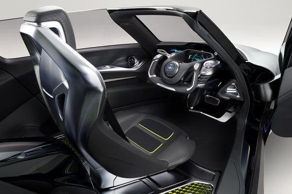 Le design radical du concept-car Nissan BladeGlider est inspiré du vol à voile