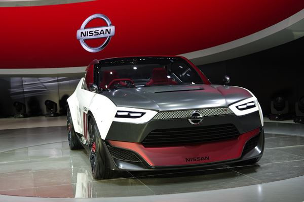 Un concept Nissan IDx Nismo aux formes de voiture de course des années 80