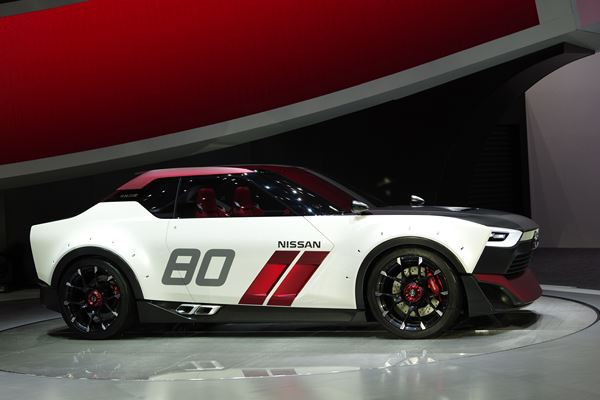 Un concept Nissan IDx Nismo aux formes de voiture de course des années 80