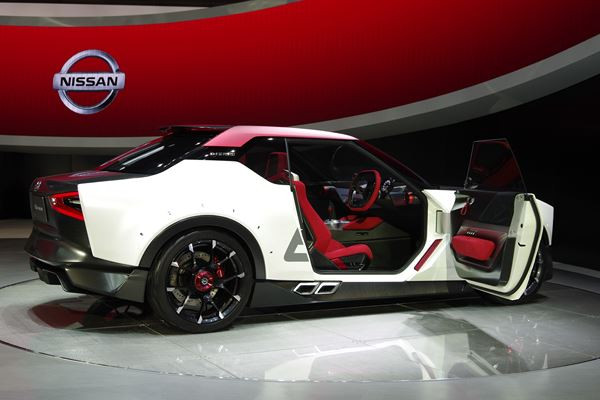 Un concept Nissan IDx Nismo aux formes de voiture de course des années 80