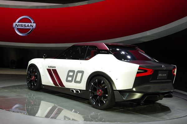 Un concept Nissan IDx Nismo aux formes de voiture de course des années 80