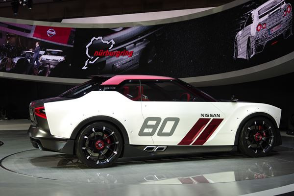 Un concept Nissan IDx Nismo aux formes de voiture de course des années 80