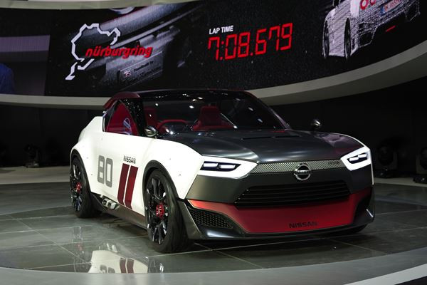 Un concept Nissan IDx Nismo aux formes de voiture de course des années 80