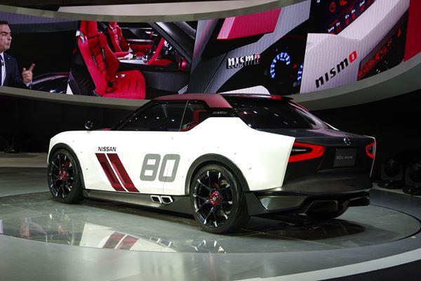 Un concept Nissan IDx Nismo aux formes de voiture de course des années 80