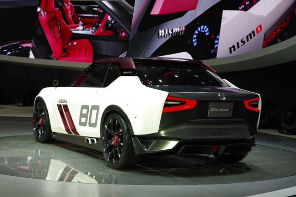 Un concept Nissan IDx Nismo aux formes de voiture de course des années 80