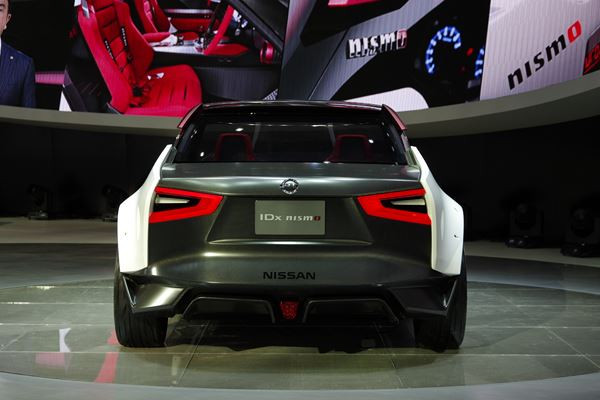 Un concept Nissan IDx Nismo aux formes de voiture de course des années 80