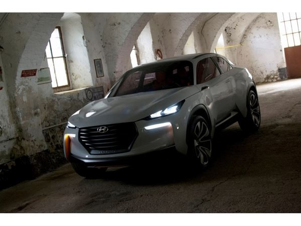 Le concept car Hyundai Intrado affiche un design affirmé et une structure allégée