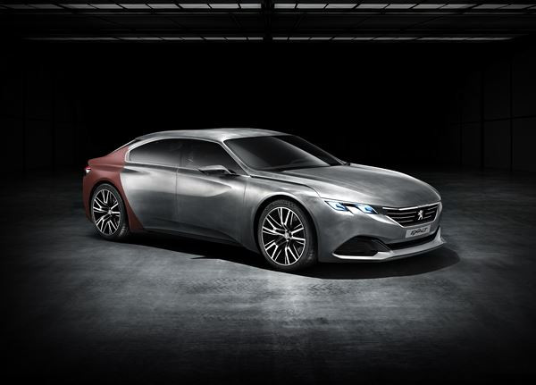 Un concept de berline cinq portes Peugeot Exalt dédié au plaisir des sens