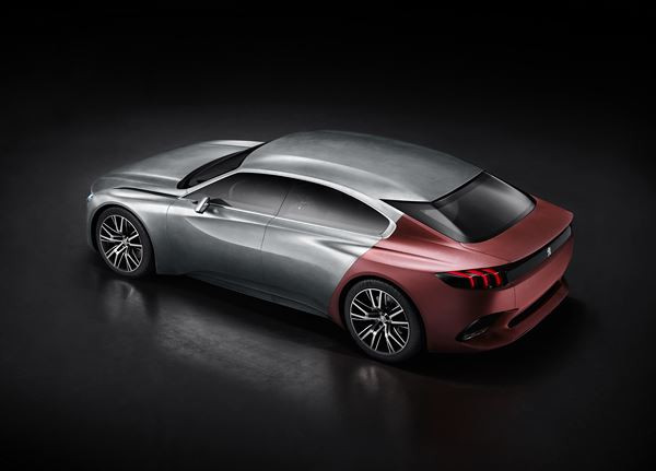 Un concept de berline cinq portes Peugeot Exalt dédié au plaisir des sens