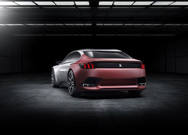 Un concept de berline cinq portes Peugeot Exalt dédié au plaisir des sens