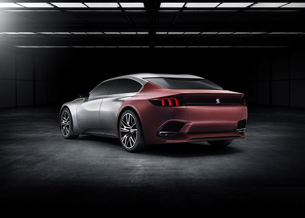 Un concept de berline cinq portes Peugeot Exalt dédié au plaisir des sens