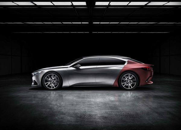 Un concept de berline cinq portes Peugeot Exalt dédié au plaisir des sens