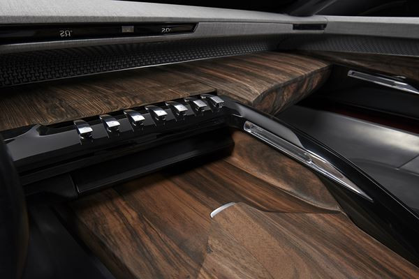 Un concept de berline cinq portes Peugeot Exalt dédié au plaisir des sens