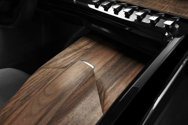 Un concept de berline cinq portes Peugeot Exalt dédié au plaisir des sens